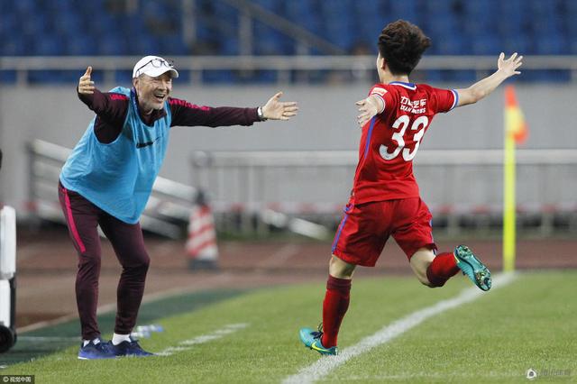 2016年，王晶推出的《追龙》将大毒枭跛豪和五亿探长雷洛两位香港警匪大佬结合在同一部电影里，口碑和票房双丰收